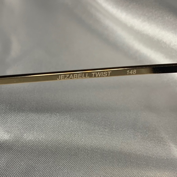 Quay Jezabelle Twist Sunglasses - Picture 4 of 6